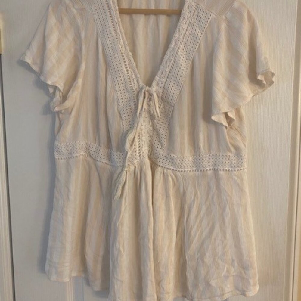 Torrid Women's White Tan Striped Crochet trim Flutter Sleeve top size 2/ 18-20